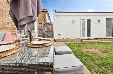 3 bedroom Semi-detached house for sale in Gainsford Crescent, Hitchin