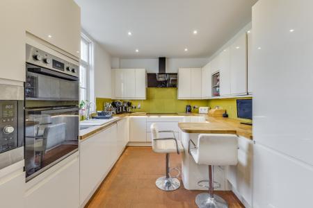 4 bedroom Detached house for sale in Station Road, Lower Stondon