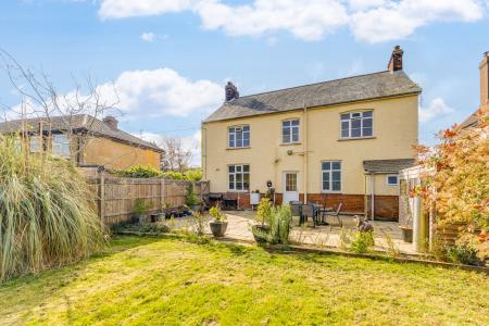 4 bedroom Detached house for sale in Station Road, Lower Stondon