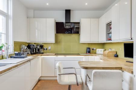 4 bedroom Detached house for sale in Station Road, Lower Stondon