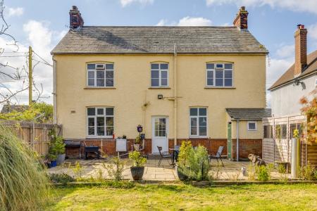 4 bedroom Detached house for sale in Station Road, Lower Stondon