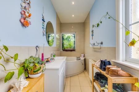 4 bedroom Detached house for sale in Station Road, Lower Stondon