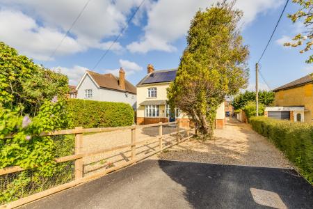 4 bedroom Detached house for sale in Station Road, Lower Stondon