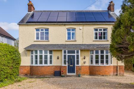 4 bedroom Detached house for sale in Station Road, Lower Stondon