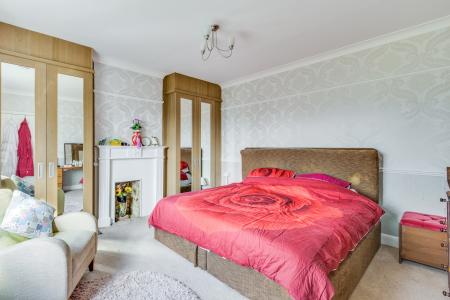 4 bedroom Detached house for sale in Station Road, Lower Stondon