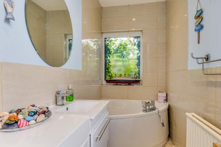 4 bedroom Detached house for sale in Station Road, Lower Stondon