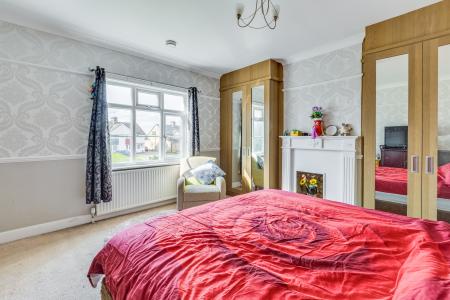 4 bedroom Detached house for sale in Station Road, Lower Stondon