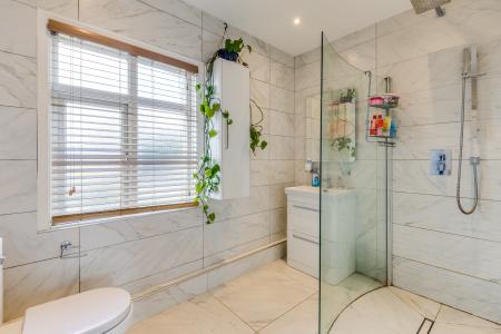 4 bedroom Detached house for sale in Station Road, Lower Stondon