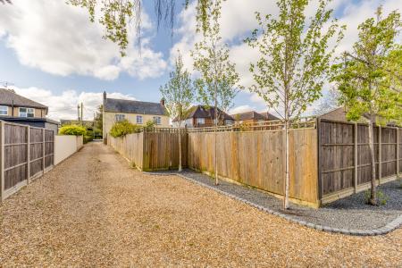 4 bedroom Detached house for sale in Station Road, Lower Stondon