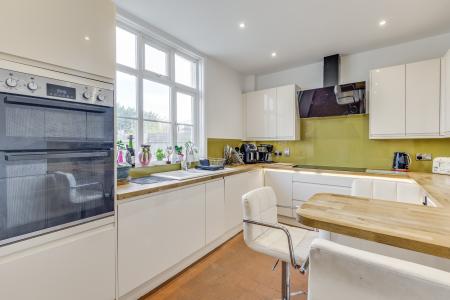 4 bedroom Detached house for sale in Station Road, Lower Stondon