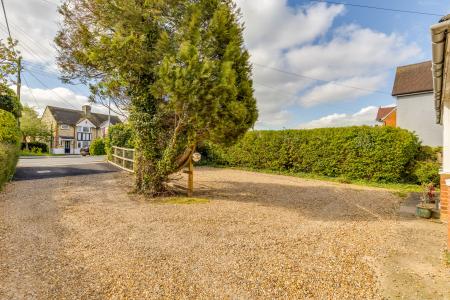 4 bedroom Detached house for sale in Station Road, Lower Stondon