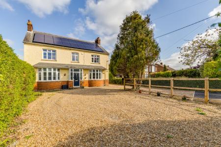 4 bedroom Detached house for sale in Station Road, Lower Stondon