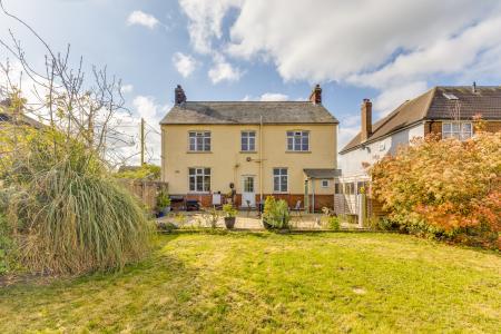 4 bedroom Detached house for sale in Station Road, Lower Stondon