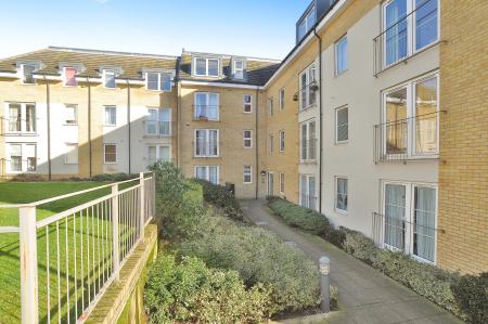 1 bedroom Flat for sale in Watersmeet, Hitchin