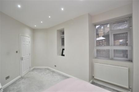 2 bedroom Flat to let in Paynes Park, Hitchin, SG5