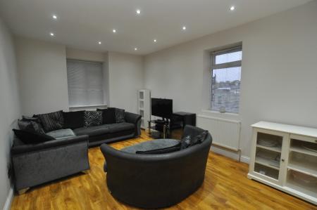 2 bedroom Flat to let in Paynes Park, Hitchin, SG5