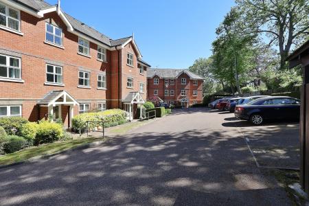 2 bedroom Flat for sale in Caldicott Court, Hitchin