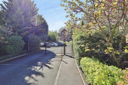 2 bedroom Flat for sale in Caldicott Court, Hitchin