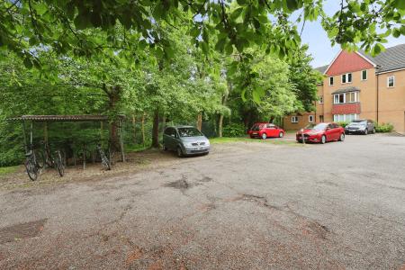 2 bedroom Flat for sale in Redoubt Close, Hitchin
