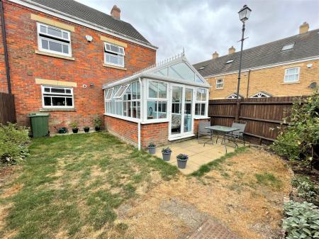 4 bedroom Semi-detached house for sale in Weavers Orchard, Arlesey