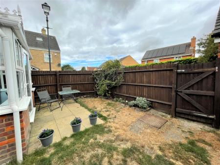 4 bedroom Semi-detached house for sale in Weavers Orchard, Arlesey