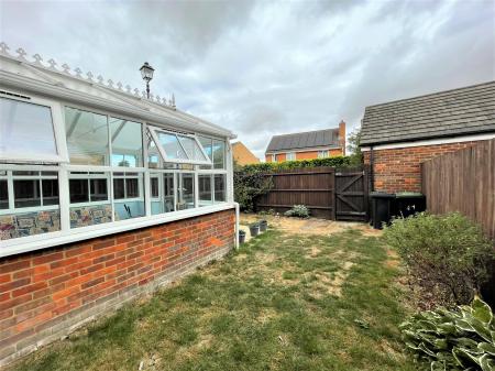 4 bedroom Semi-detached house for sale in Weavers Orchard, Arlesey