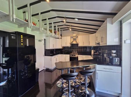 4 bedroom Semi-detached house for sale in Mildred Avenue, Northolt