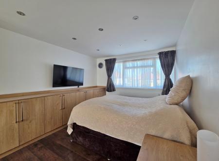 4 bedroom Semi-detached house for sale in Mildred Avenue, Northolt