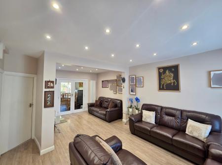 4 bedroom Semi-detached house for sale in Mildred Avenue, Northolt