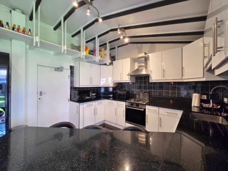 4 bedroom Semi-detached house for sale in Mildred Avenue, Northolt