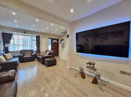 4 bedroom Semi-detached house for sale in Mildred Avenue, Northolt