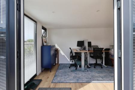 3 bedroom Semi-detached house for sale in Grovelands Avenue, Hitchin