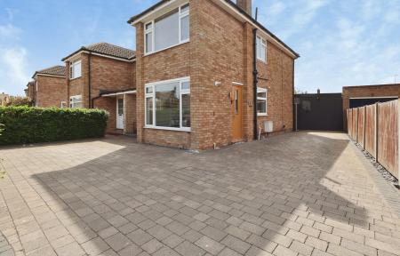 3 bedroom Semi-detached house for sale in Grovelands Avenue, Hitchin