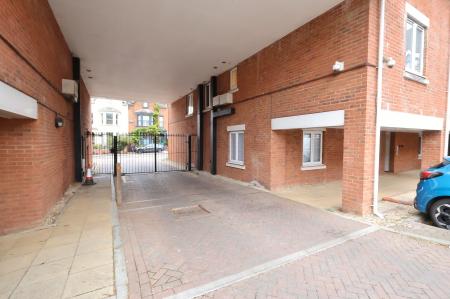 2 bedroom Flat for sale in Sanders Place, Walsworth Road, Hitchin