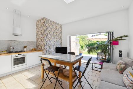 4 bedroom Semi-detached house for sale in Cambridge Road, Hitchin