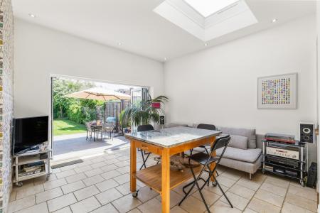 4 bedroom Semi-detached house for sale in Cambridge Road, Hitchin