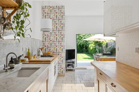 4 bedroom Semi-detached house for sale in Cambridge Road, Hitchin
