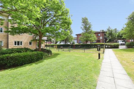 2 bedroom Flat for sale in Sharps Court, Cooks Way, Hitchin