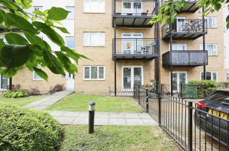 2 bedroom Flat for sale in Sharps Court, Cooks Way, Hitchin
