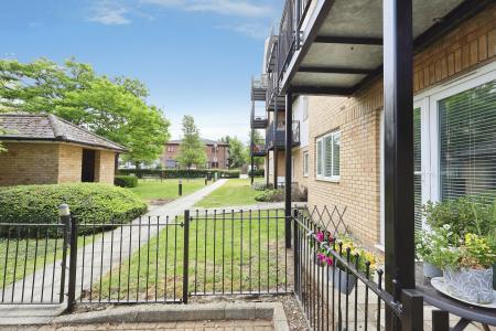 2 bedroom Flat for sale in Sharps Court, Cooks Way, Hitchin