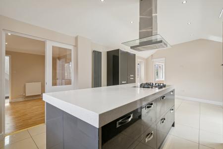 5 bedroom Detached house to let in Wedgewood Road, Hitchin, SG4