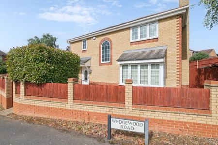 5 bedroom Detached house to let in Wedgewood Road, Hitchin, SG4
