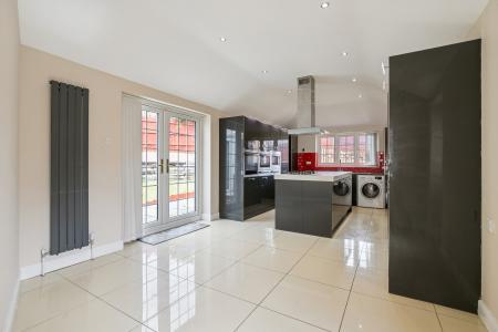 5 bedroom Detached house to let in Wedgewood Road, Hitchin, SG4