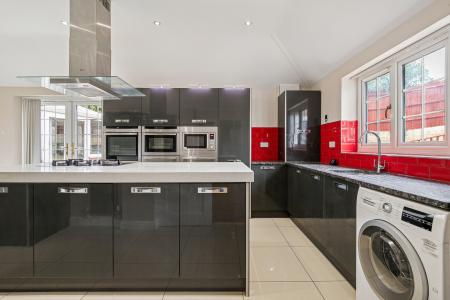 5 bedroom Detached house to let in Wedgewood Road, Hitchin, SG4