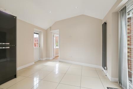 5 bedroom Detached house to let in Wedgewood Road, Hitchin, SG4