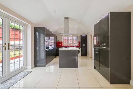 5 bedroom Detached house to let in Wedgewood Road, Hitchin, SG4