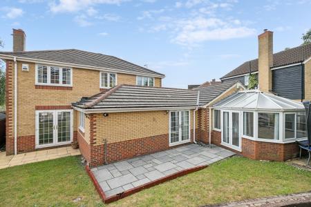 5 bedroom Detached house to let in Wedgewood Road, Hitchin, SG4