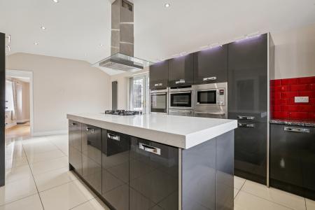 5 bedroom Detached house to let in Wedgewood Road, Hitchin, SG4