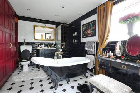 4 bedroom Detached house for sale in Castles Close, Stotfold