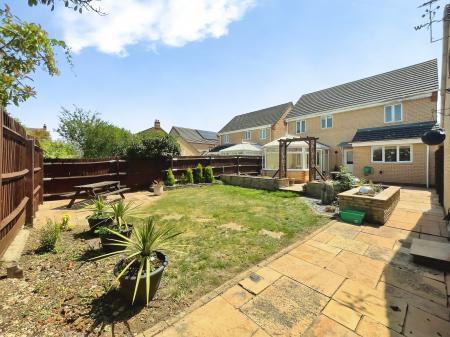 4 bedroom Detached house to let in Brunel Drive, Biggleswade, SG18